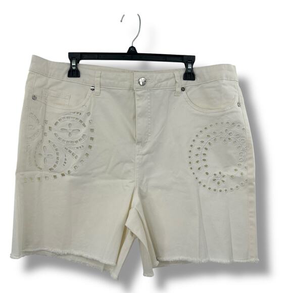 NEW Venus White Eyelet Shorts Size 20 Cut Out Beachy Summer Bermuda Frayed Hem - Picture 1 of 7